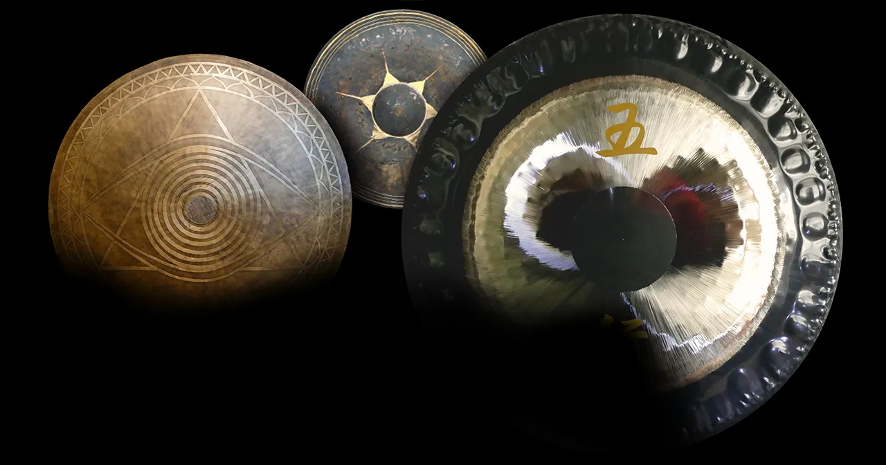 Eine Gruppe von Gongs auf schwarzem Hintergrund