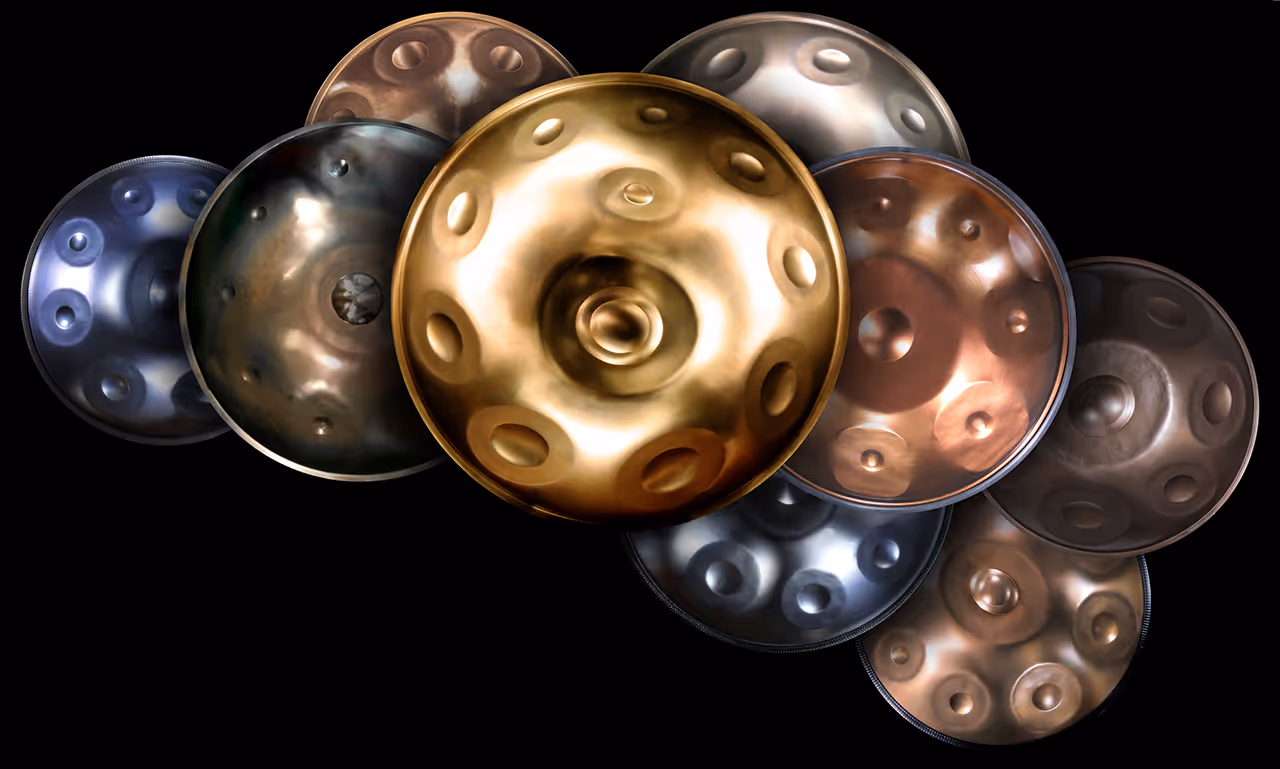 Eine Gruppe von Handpans in verschiedenen Metallicfarben, dicht beieinander auf einem schwarzen Hintergrund angeordnet.