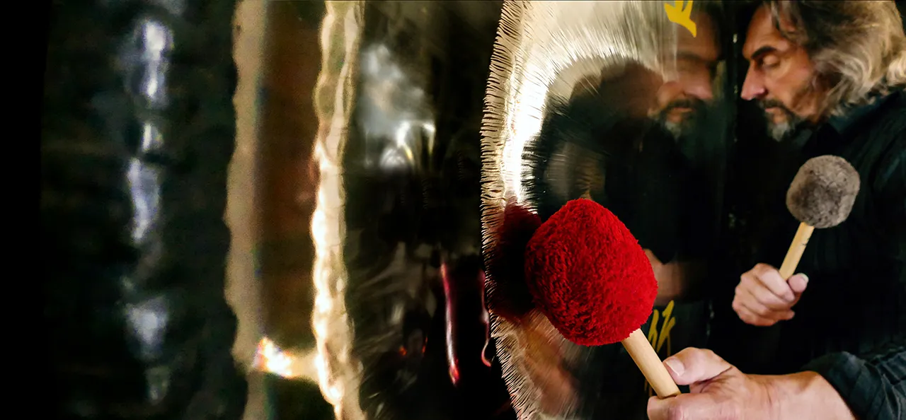 Kurt Werner Adametz schlägt auf einen Gong